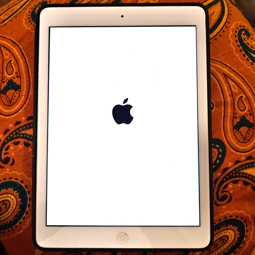 iPad Air (WiFi) 64GB 9.7” Excellent Cond, Tested, Apple Smart Cover incl. - Picture 2 of 14